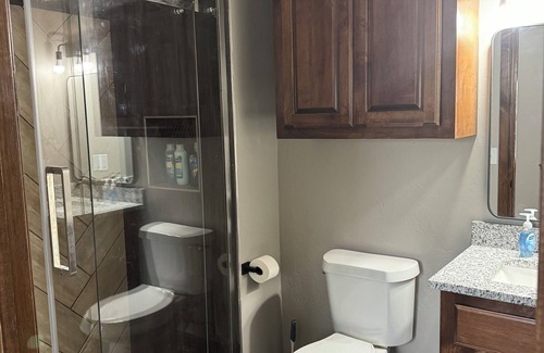 Lawton Cabin | Cozy cabin near Medicine Park with AC, WiFi