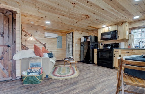 Stanton Cabin | Cozy Cabin near Red River Gorge and Hollerwood - The Deer Run - Pet Friendly!