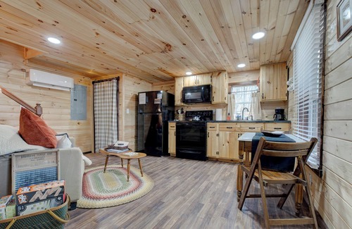 Stanton Cabin | Cozy Cabin near Red River Gorge and Hollerwood - The Deer Run - Pet Friendly!