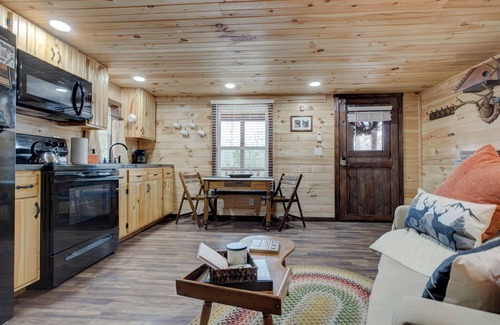 Stanton Cabin | Cozy Cabin near Red River Gorge and Hollerwood - The Deer Run - Pet Friendly!
