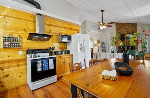 Front Royal House | Cozy cabin near Shenandoah National park, wineries & hikes with hot tub