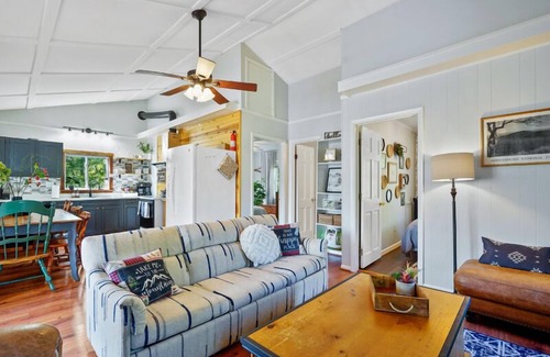 Front Royal House | Cozy cabin near Shenandoah National park, wineries & hikes with hot tub