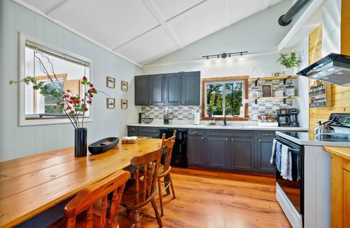 Front Royal House | Cozy cabin near Shenandoah National park, wineries & hikes with hot tub