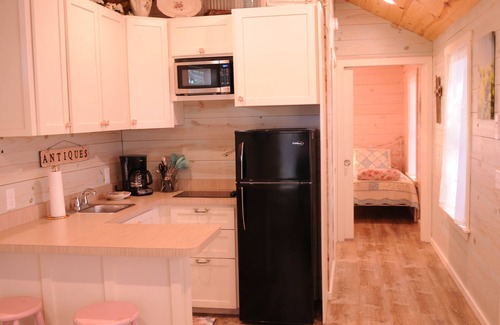 New Braunfels Cabin | Cozy Cabin near the Comal River-Cabin #6- Shabby Chic Theme. Walk to Wurstfest
