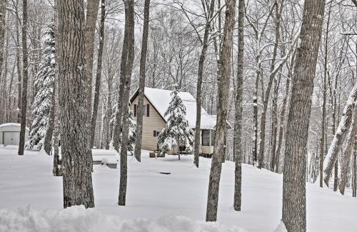 Weirgor House | Cozy Cabin on 10 Acres, Walk to Chippewa River!