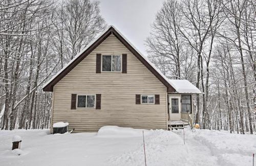 Weirgor House | Cozy Cabin on 10 Acres, Walk to Chippewa River!