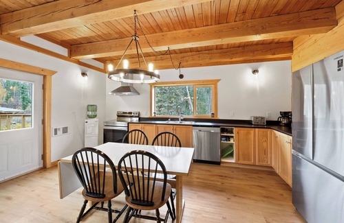 Thompson-Nicola Regional District Cabin | Cozy Cabin on 77 acres with Private Lake - Pet Friendly!
