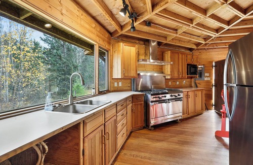 Thompson-Nicola Regional District Cabin | Cozy Cabin on 77 acres with Private Lake - Pet Friendly!