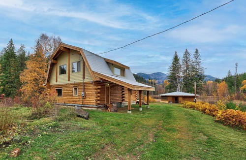Thompson-Nicola Regional District Cabin | Cozy Cabin on 77 acres with Private Lake - Pet Friendly!