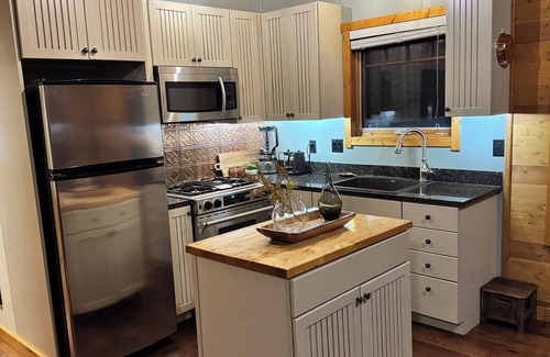 Nordegg Cabin | Cozy Cabin on Coliseum Mountain 3 Bedrooms with bunk beds