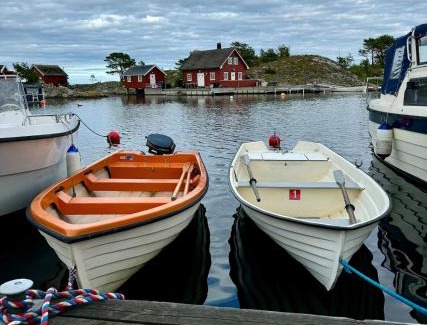Arendal House | Cozy cabin on Tromøy - Arendal with rowboat and dock space