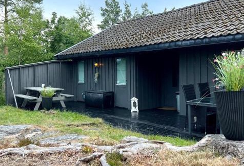 Arendal House | Cozy cabin on Tromøy - Arendal with rowboat and dock space
