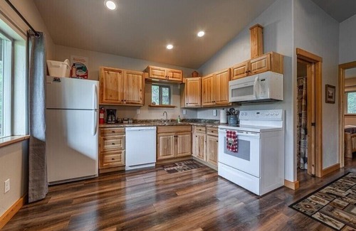 Coram Cabin | Cozy Cabin only 7 miles from Glacier National Park