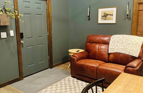 Pompeys Pillar Cabin | Cozy cabin - pet friendly