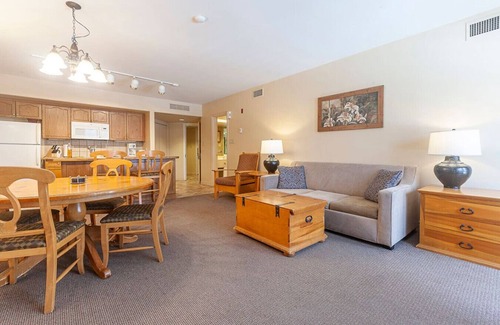 Oro-Medonte Condo | Cozy Cabin Retreat Steps to Trails, Hike, Snowshoe