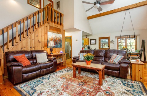 Ellijay Cabin | Cozy cabin right on Coosawatee River w/Hot Tub, Pet-Friendly, Hiking, Wineries