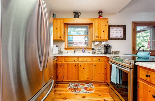 Ellijay Cabin | Cozy cabin right on Coosawatee River w/Hot Tub, Pet-Friendly, Hiking, Wineries