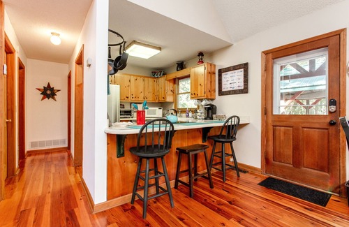 Ellijay Cabin | Cozy cabin right on Coosawatee River w/Hot Tub, Pet-Friendly, Hiking, Wineries