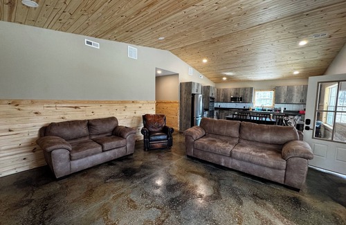 Equality Cabin | Cozy Cabin that joins Shawnee Forest and 15 minutes from Garden of Gods.