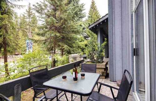 Blackcomb Apartment | Cozy Cabin Vibes at Glacier Lodge
