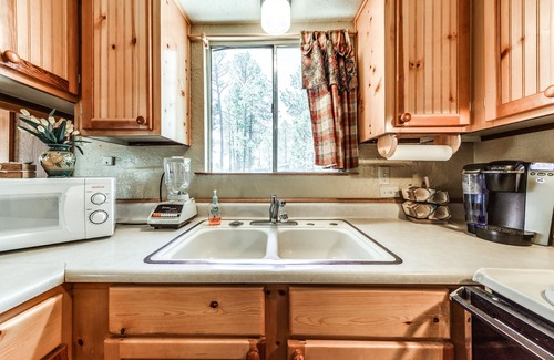 Ruidoso Cottage | Cozy Cabin w/Deck < 1 Mi to Midtown Ruidoso!