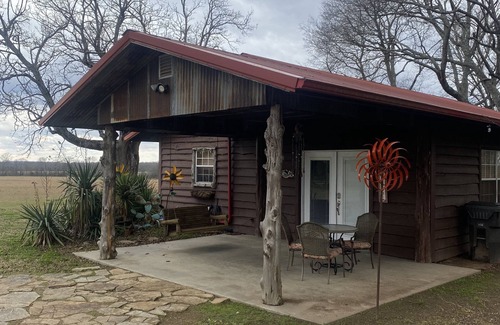 Idabel Cabin | Cozy cabin w/fire pit, close town with a country feel & 20 min from Hochatown!