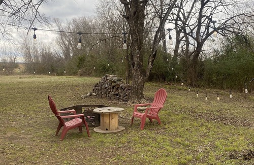 Idabel Cabin | Cozy cabin w/fire pit, close town with a country feel & 20 min from Hochatown!