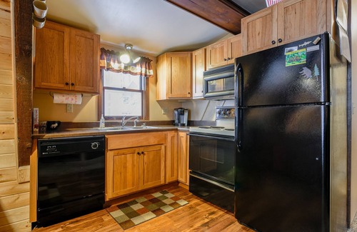Lead Cabin | Cozy Cabin W/Hot Tub on Deer Mountain close to ATV/Snowmobile Trails!