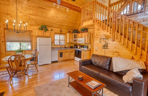 Heber Cabin | Cozy cabin w/loft, private hot tub, near Bison Ranch, sleeps 6