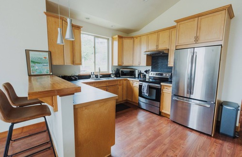 Bowen Island Cabin | Cozy Cabin w/Private Sauna, Cold Tub, Fire & Ocean View (10 min walk to beach)