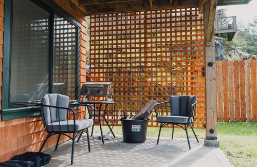Bowen Island Cabin | Cozy Cabin w/Private Sauna, Cold Tub, Fire & Ocean View (10 min walk to beach)