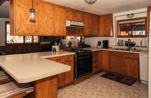 Pinetop-Lakeside Cabin | Cozy cabin with a beautiful wrap-around porch