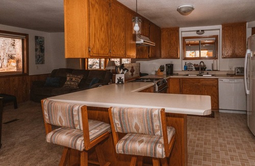Pinetop-Lakeside Cabin | Cozy cabin with a beautiful wrap-around porch