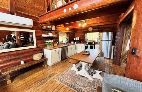 Valentine Cabin | Cozy cabin with 1 bedroom and WiFi, AC in delightful Kingman