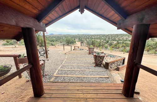 Valentine Cabin | Cozy cabin with 1 bedroom and WiFi, AC in delightful Kingman