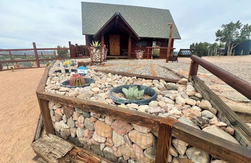 Valentine Cabin | Cozy cabin with 1 bedroom and WiFi, AC in delightful Kingman