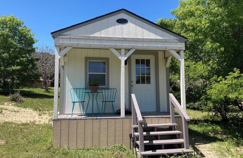 Lake Whitney Cabin | Cozy cabin with 1 bedroom 1 bath on a private cove in charming LakeWhitney!