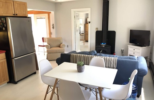 Town of Torrey House | Cozy Cabin With 165 Ft Beach and wood-fired hot tub! Center of FLX wine country!
