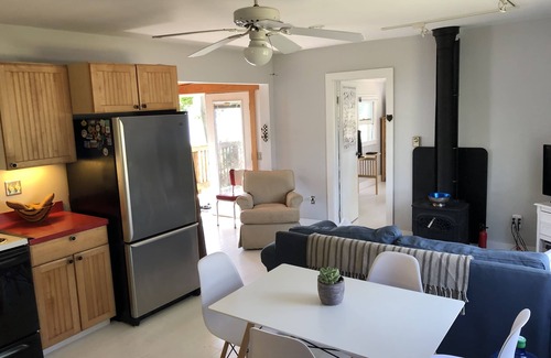 Town of Torrey House | Cozy Cabin With 165 Ft Beach and wood-fired hot tub! Center of FLX wine country!