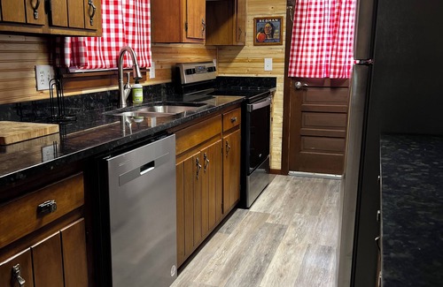 McMinnville Cabin | Cozy cabin with beautiful sunsets. Less than hour to 5 state parks. King Bed.