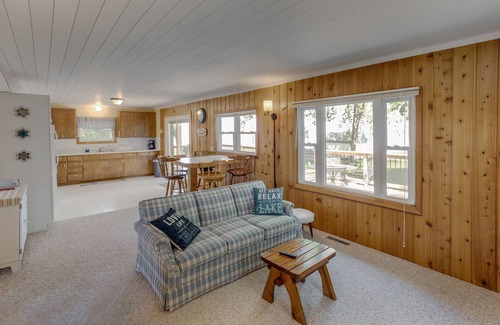 Vineland House | Cozy Cabin With Beach, Dock, Close to Lake Access & the Casino