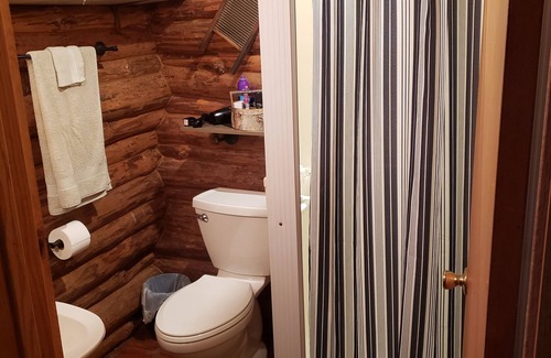 Eastman Cabin | Cozy Cabin with boat slip! Attn Boaters and fishermen!