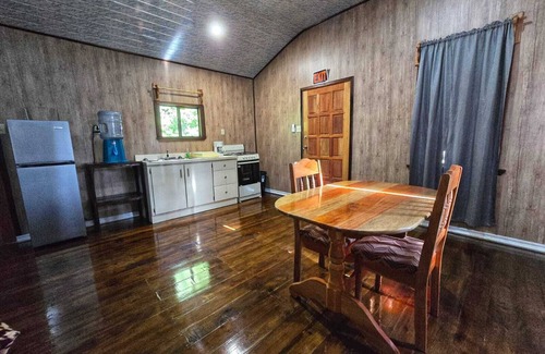 Hopkins Cabin | Cozy cabin with 1 bedroom and AC, WiFi in charming Hopkins