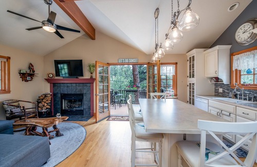 Estes Park Cabin | Cozy cabin with Hot tub Fireplace Fire pit Full kitchen Close to town and RMNP.