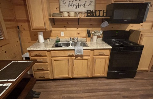 Fort Towson Cabin | Cozy cabin with peaceful view in small town Fort Towson