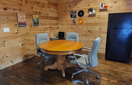 Buffalo Gap Cabin | Cozy cabin with theater, WiFi and AC in lovely, quiet Buffalo Gap