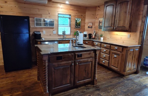 Buffalo Gap Cabin | Cozy cabin with theater, WiFi and AC in lovely, quiet Buffalo Gap