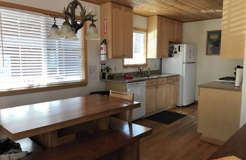 Pioneer Trail House | Cozy Cabin with Mountain Views from Deck, Loft and Hot Tubn