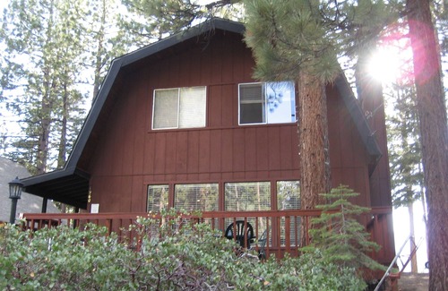 Pioneer Trail House | Cozy Cabin with Mountain Views from Deck, Loft and Hot Tubn