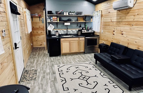 Catlettsburg Cabin | Cozy cabin with WiFi, Hot Tub, Lake View - Corn Hole, Dart Board & More